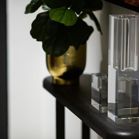 One Global Resorts Green Square Sydney Exterior foto A vase and candle holder
