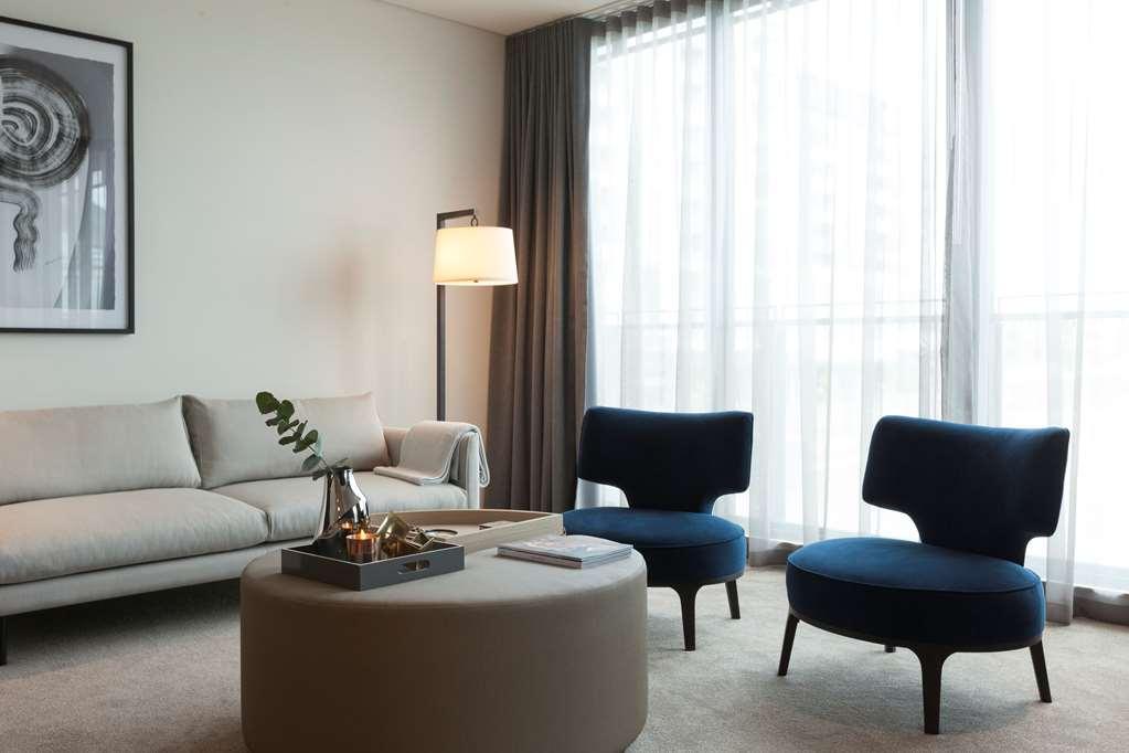 One Global Resorts Green Square Sydney Ausstattung foto A living room at The Standard East Village
