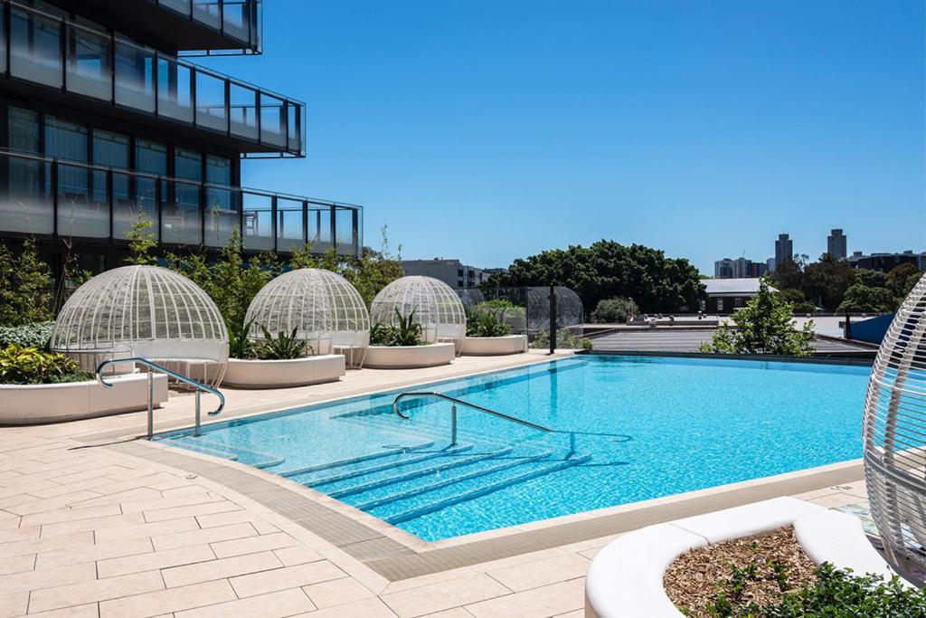 One Global Resorts Green Square Sydney Exterior foto The rooftop pool at The Standard East Village