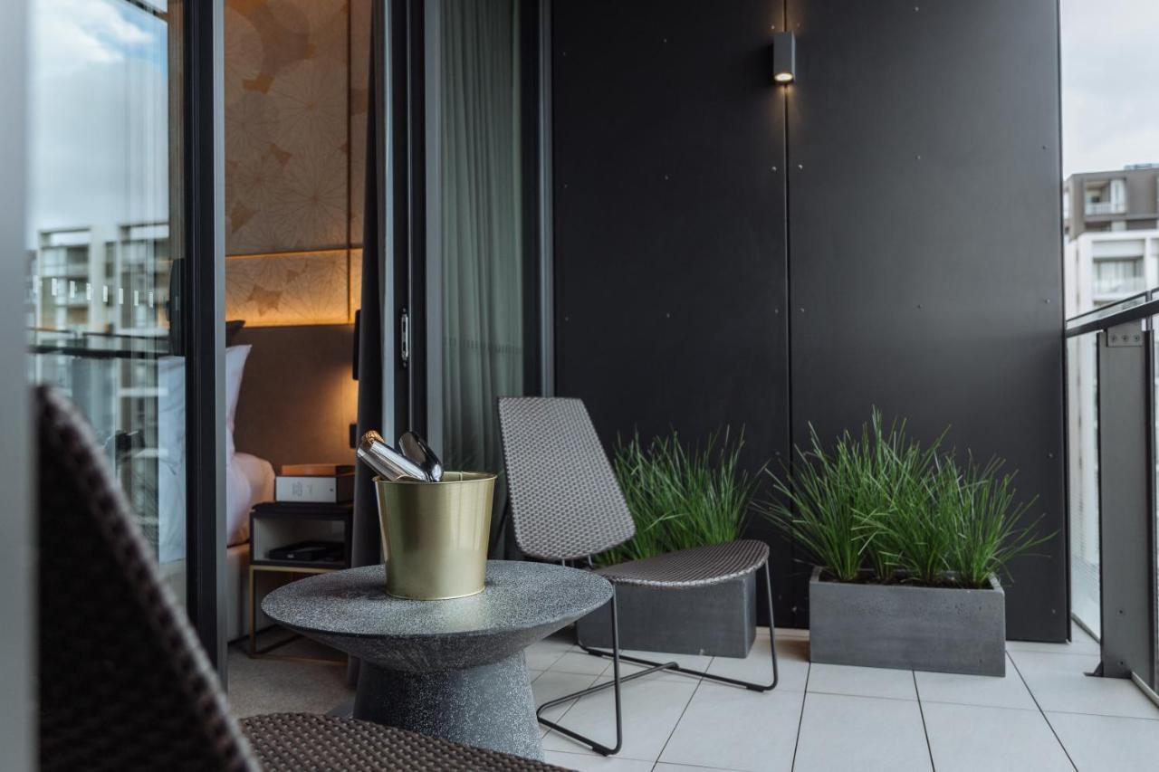 One Global Resorts Green Square Sydney Exterior foto The balcony of a penthouse apartment at The Standard London