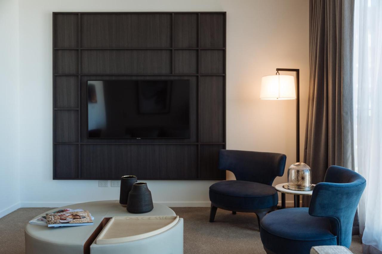 One Global Resorts Green Square Sydney Exterior foto A television set in a hotel room