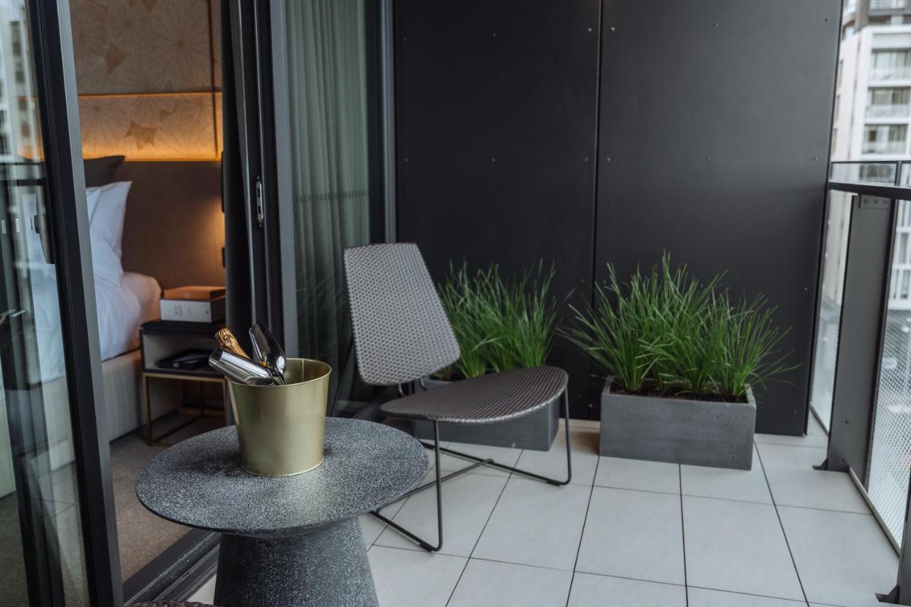 One Global Resorts Green Square Sydney Exterior foto A balcony in a hotel room